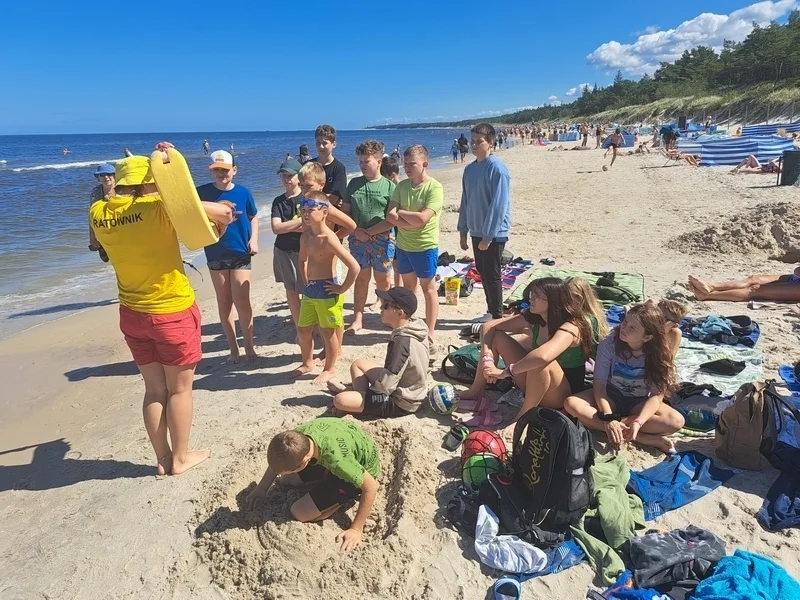 0 2zabawy na plazy i placu zabaw.