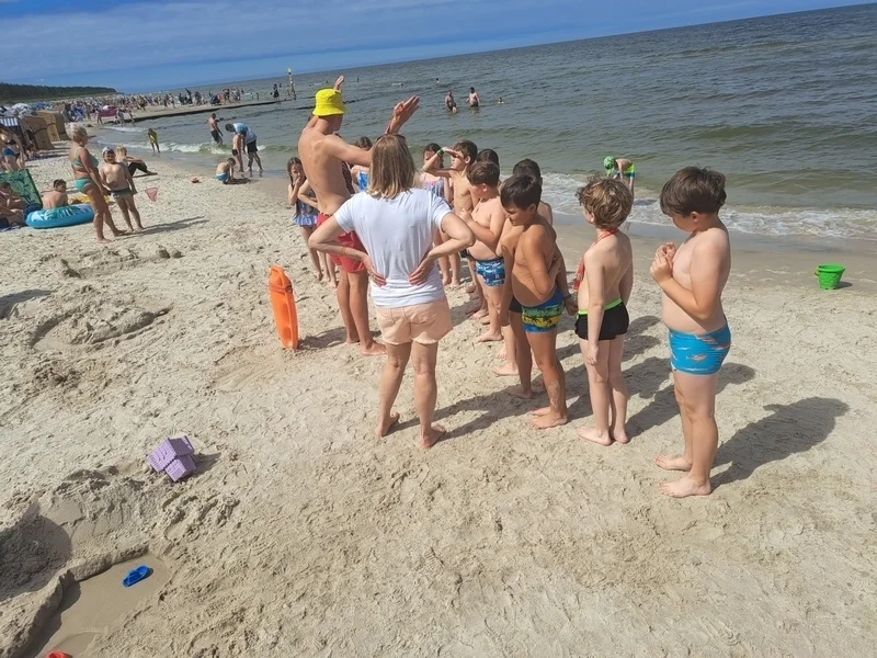 2 2zabawy na plazy i placu zabaw.